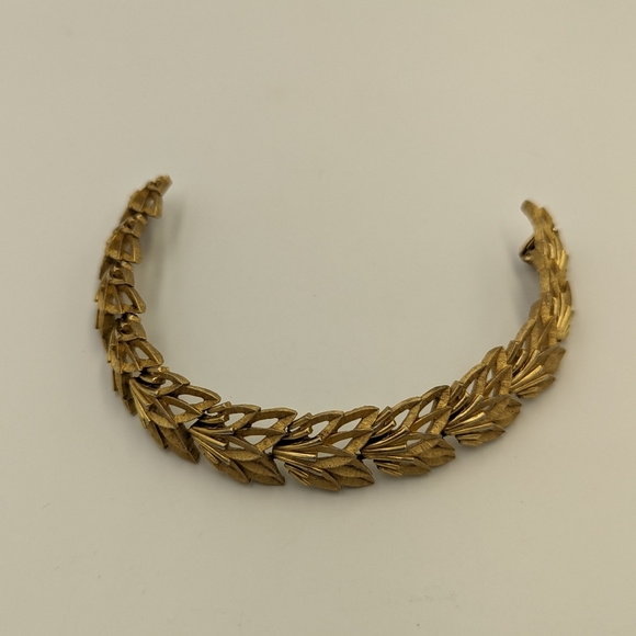 Beautiful Vintage Brushed Gold Tone Crown Trifari Leaf motifs 7" long Bracelet - Picture 6 of 9